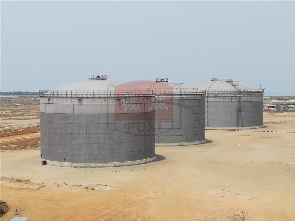 Application de peinture sur les réservoirs de stockage de carburant en Angola